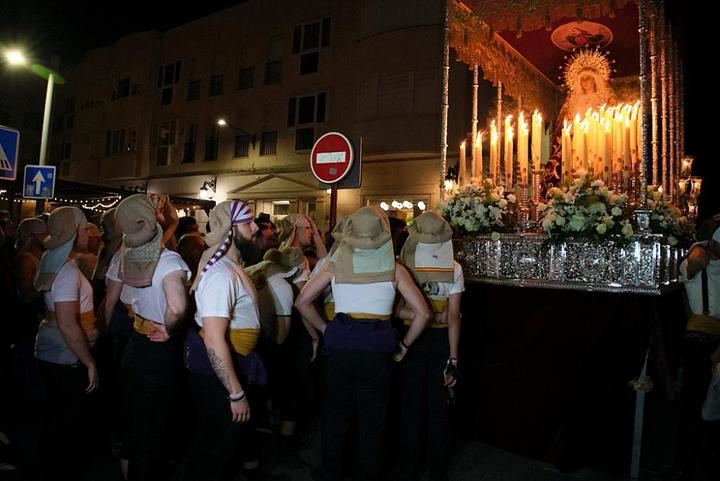 Costaleros de M. Santísima de la Misericordia este Lunes Santo en Guadalajara. Foto : EDUARDO BONILLA