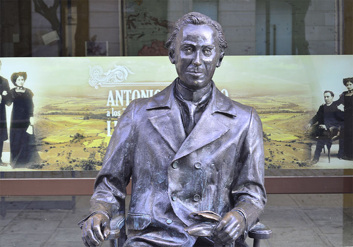 Estatua de Antonio Machado en Soria
