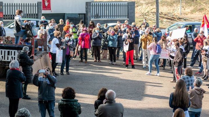 Decenas de vecinos se manifiestan en Cenizate para rechazar la instalación de MACROGRANJAS