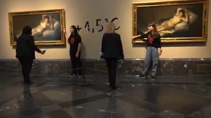 HECHO DELICTIVO : Dos vándalos se pegan a los marcos de los cuadros de "Las Majas" de Goya en el Museo del Prado y piden que se retiren las subvenciones a la ganadería