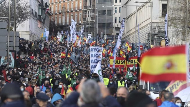Decenas de miles de policías PROTESTAN contra la reforma de la Ley de Seguridad del Gobierno PSOE/PODEMOS al grito de 