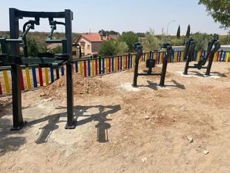 Nuevas máquinas de gimnasio al aire libre, en el Parque de los Enebros de Quer