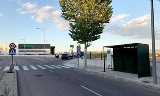El Ayuntamiento de Cabanillas dota de marquesinas nuevas a varias paradas de autobús que carecían de ella