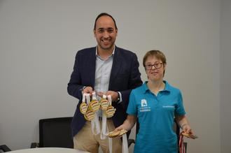 Marta Martínez visita Guadalagua para enseñar sus últimas once medallas