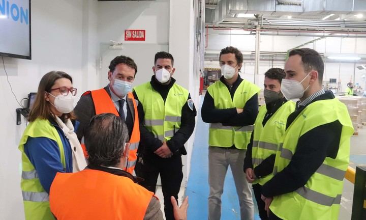 El alcalde visita la planta de Ilunion en Cabanillas, donde ya se fabrican 80.000 mascarillas quirúrgicas diarias