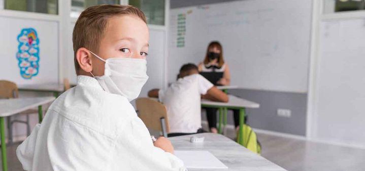 Un juzgado impone una multa a unos padres por no llevar a su hijo al colegio en pandemia