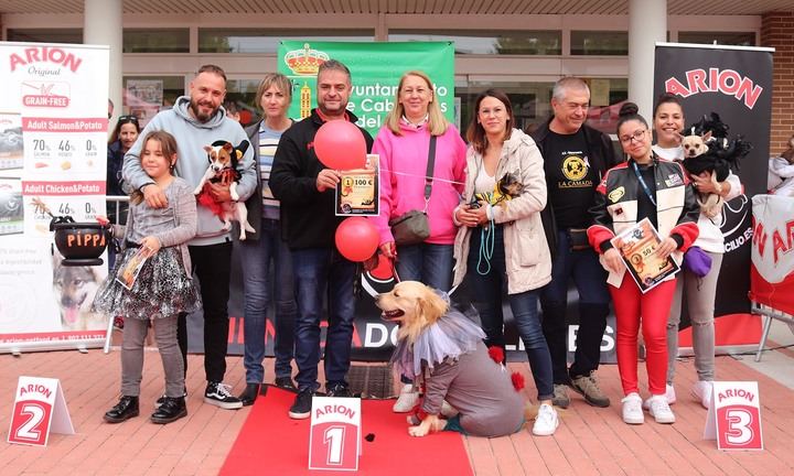 Gran éxito del «MascoHalloween», con casi 70 mascotas disfrazadas en la Plaza del Pueblo