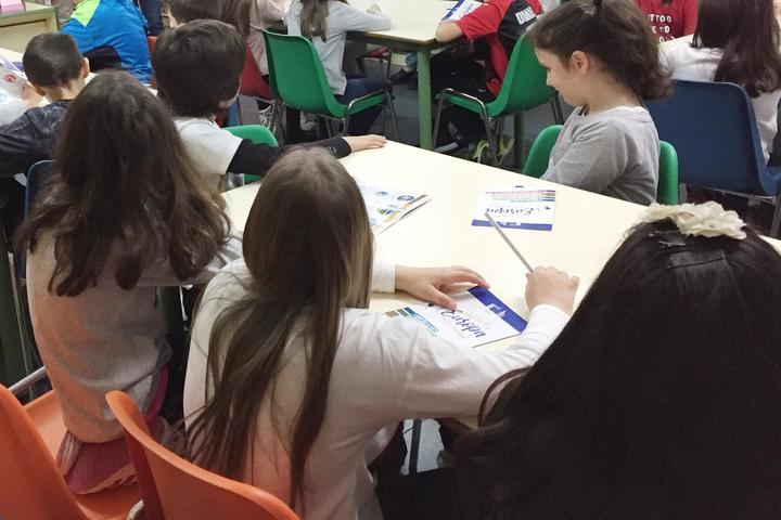 A partir del lunes, se pueden retirar los 1.000 vales-librería de 84 euros de las becas municipales para libros y material escolar en Azuqueca