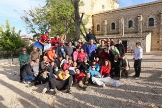 Fuentenovilla se une para levantar, a mano, un mayo de 26 metros