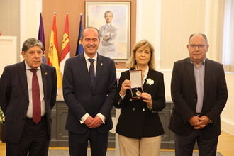 La Asociaci&#243;n Espa&#241;ola contra el C&#225;ncer en Guadalajara recibe la Medalla de Oro de la ciudad
