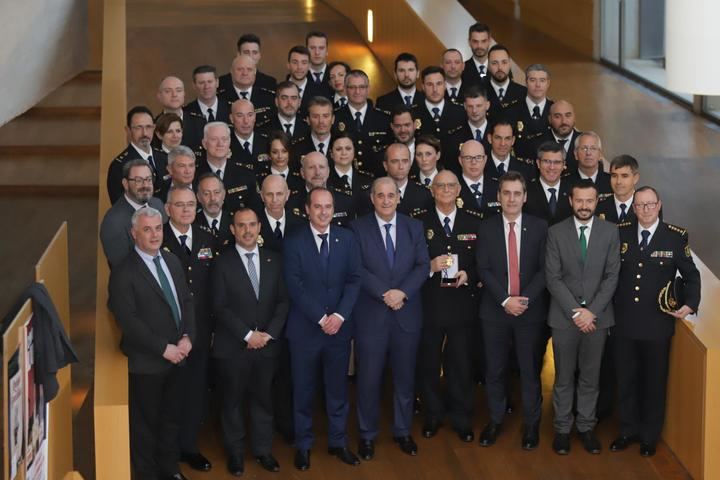 El delegado del Gobierno felicita a la Comisaría de Policía Nacional de Guadalajara por la concesión de la Medalla de Oro de la Ciudad