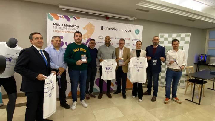 La XXIV Media Maratón de Guadalajara recorre este domingo las calles de la ciudad con más de 1.000 participantes