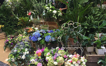 Madrid celebra una nueva edición del Mercado de las Flores de Primavera, ejemplo de dinamización comercial de "Todo está en Madrid"