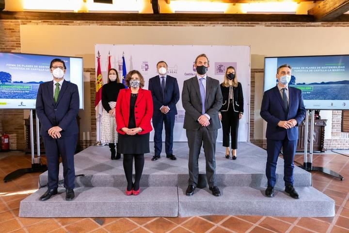 UN APLAUSO : Merino firma el convenio que da luz verde a la llegada del Plan de Sostenibilidad Turística para Sigüenza por valor de 1,4 millones de euros