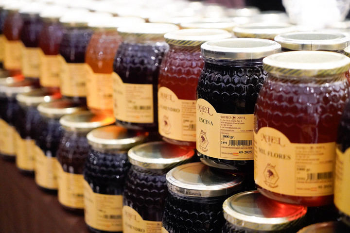 Éxito de público y ventas, pese a lluvia y nieve en la tarde del sábado, en una Feria que pone la Apicultura en candelero