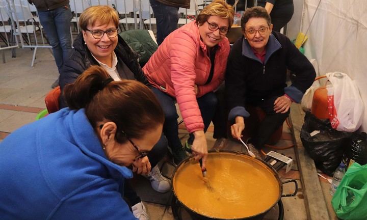Enorme éxito de la degustación navideña de comida tradicional preparada por «La Campiña» en Cabanillas