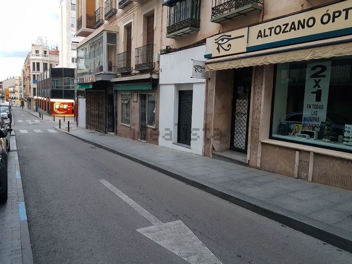 ATENCIÓN : La calle Miguel Fluiters de Guadalajara permanecerá cerrada al trafico este miércoles por la instalación de una decoración especial navideña