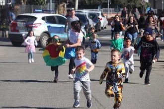 Calor, disfraces y muy "buen rollo" en la V Milla Solidaria Carnavalesca de Cabanillas