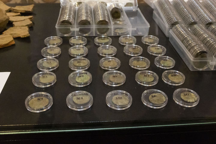 Descubiertas 473 monedas de época tardoantigua en un recipiente cerámico hallado en el ‘Cerro de Miradores’ de Caracuel de Calatrava 
