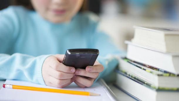 La Comunidad de Madrid prohibirá desde 2020 los móviles en colegios públicos y concertados