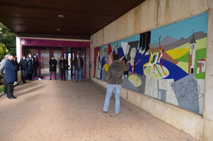 Un nuevo mural decora la entrada del Centro Cultural Miguel de Cervantes de Yunquera de Henares