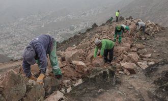 Derriban el "muro de la vergüenza" en Perú