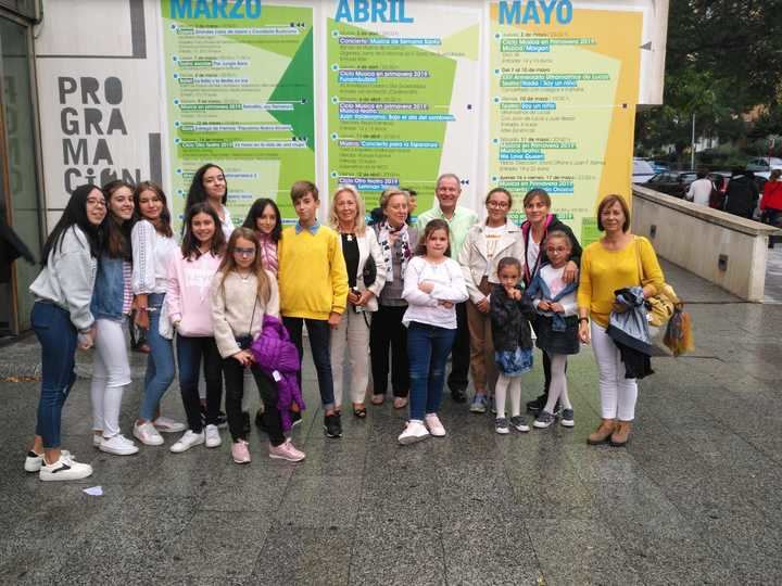 Los participantes del VII Certamen Cultural David Vilela Fernández disfrutaron de una tarde de teatro en Yebra