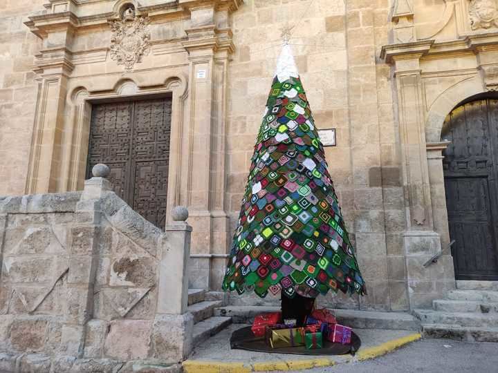 Un árbol de ganchillo, de cinco metros de alto, especial hito de la Navidad almorcileña