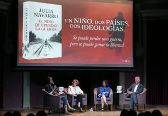 Julia Navarro presentó ayer en el Ateneo de Madrid, en un acto multitudinario, su nueva novela 