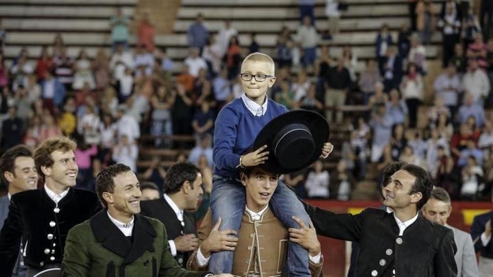 Multa de 10.000 euros a los tres tuiteros que desearon la muerte a Adrián, el niño con cáncer que quería ser torero
