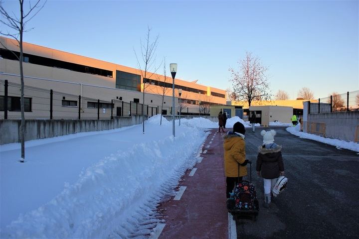 El Ayuntamiento de Yebes retira toneladas de nieve para abrir a tiempo el colegio público ‘Jocelyn Bell’ de Valdeluz