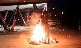 La juventud de Cabanillas celebra la llegada del verano saltando hogueras y al ritmo de «DJ Mazo»