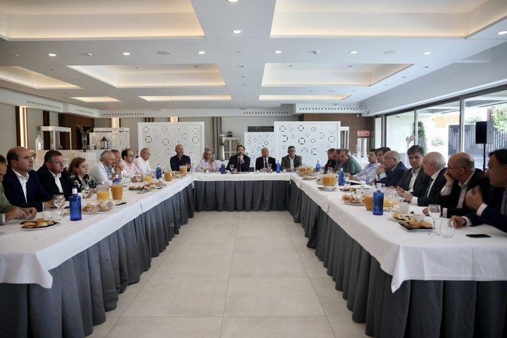 Núñez, a los viticultores de la región: Pelearé donde haga falta para que en ninguna etiqueta del vino aparezca que es un producto peligroso para la salud