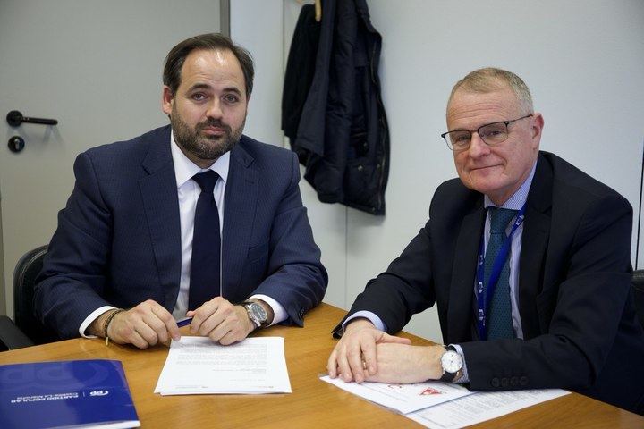 Núñez pide en Bruselas la moratoria de la aplicación de la política medioambiental de la PAC para evitar que se ahogue a los agricultores y ganaderos de Castilla-La Mancha