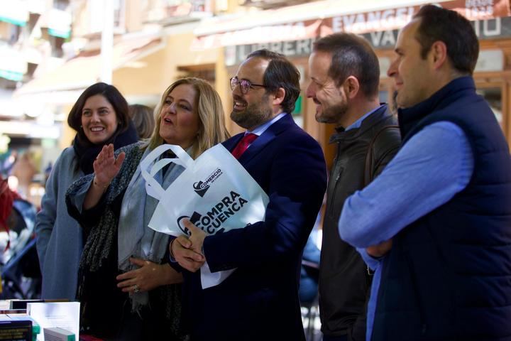 Núñez anima a los vecinos de la región a comprar libros en los pequeños establecimientos de cercanía de sus pueblos y barrios