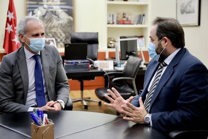 Núñez se reúne con Ruiz Escudero para conocer el reparto de test gratuitos que arranca este miércoles en Madrid y que el PP quiere para Castilla-La Mancha