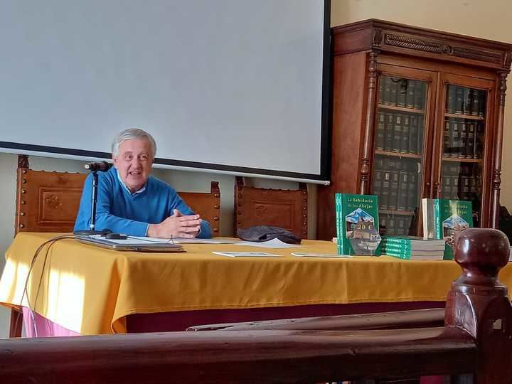 Antonio Nicolás Ochaíta habló sobre 'La sabiduría de las abejas', en Cogolludo