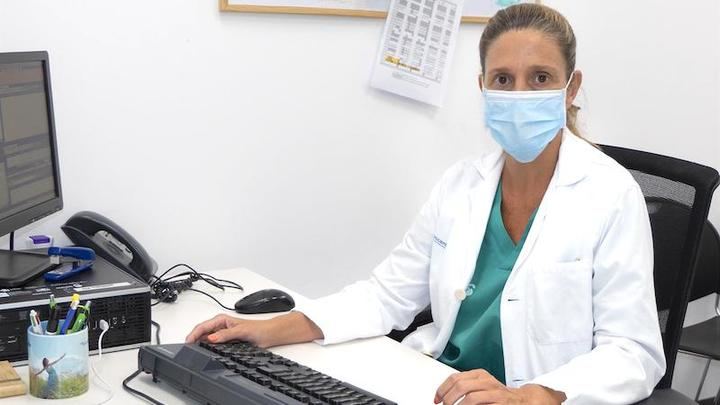 UN APLAUSO : Olga Mediano, una neumóloga de Guadalajara participa en un texto de estrategia contra la COVID-19