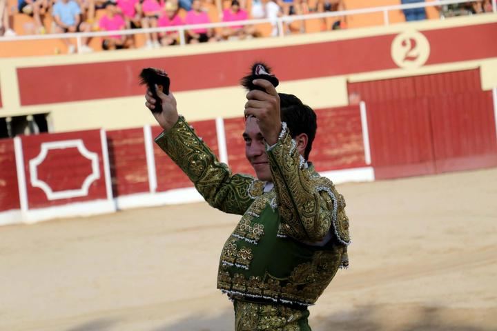 Santiago López Ortega -tres orejas- y Alberto Donaire -dos orejas, salen a hombros de La Coqueta