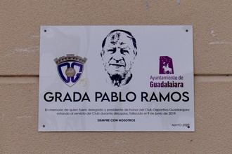 El Ayuntamiento y el Deportivo Guadalajara inauguran en el Escart&#237;n la grada &#8216;Pablo Ramos&#8217; en homenaje al que fuera su presidente de honor