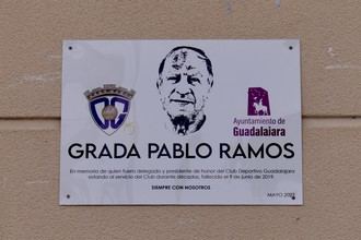 El Ayuntamiento y el Deportivo Guadalajara inauguran en el Escartín la grada Pablo Ramos en homenaje al que fuera su presidente de honor