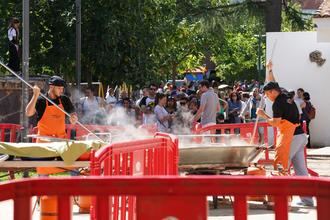 El parque de La Constitución acoge este miércoles la paella popular solidaria de Azuqueca