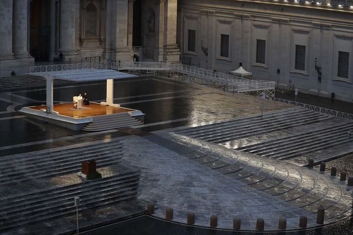 El papa Francisco preside un Vía Crucis en una Plaza de San Pedro totalmente vacía por el coronavirus