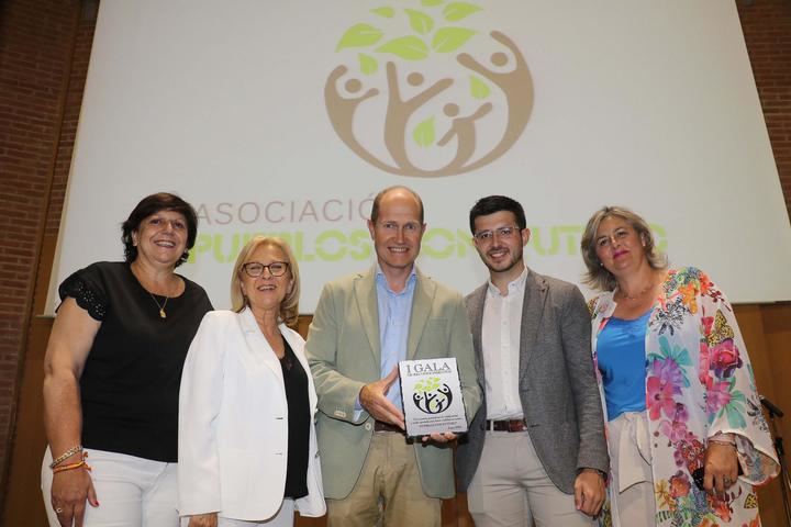 El Ayuntamiento de Pareja, distinguido por Pueblos con Futuro