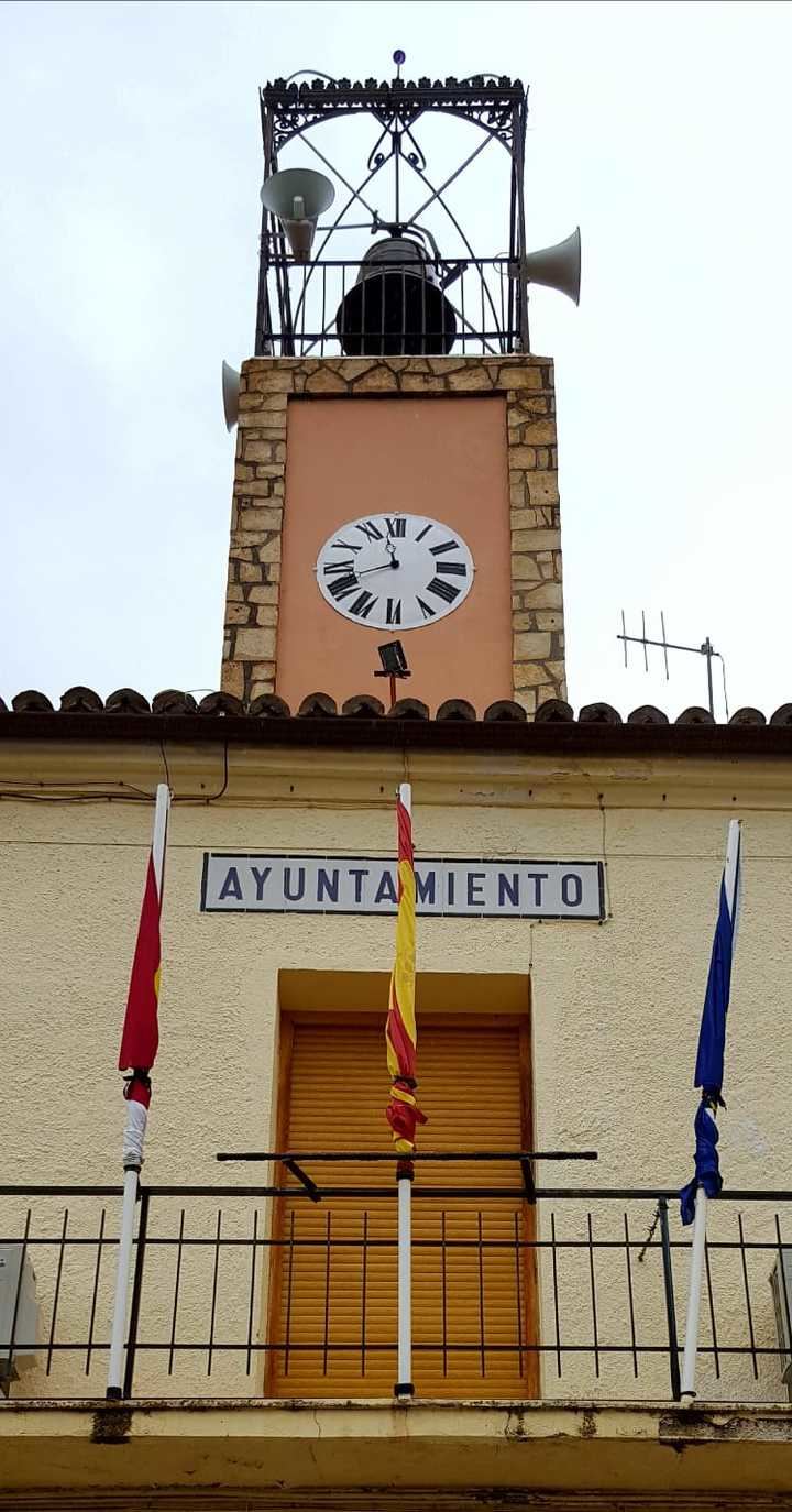 UN APLAUSO : El Ayuntamiento de Pareja bajará los impuestos a todos los vecinos