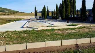 Pareja se prepara para celebrar el día de Todos los Santos