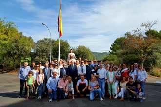 La Urbanización Las Anclas de Pareja ya luce la bandera nacional