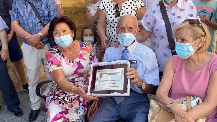 Pareja homenajea a Francisco Sánchez López, con motivo de su centenario