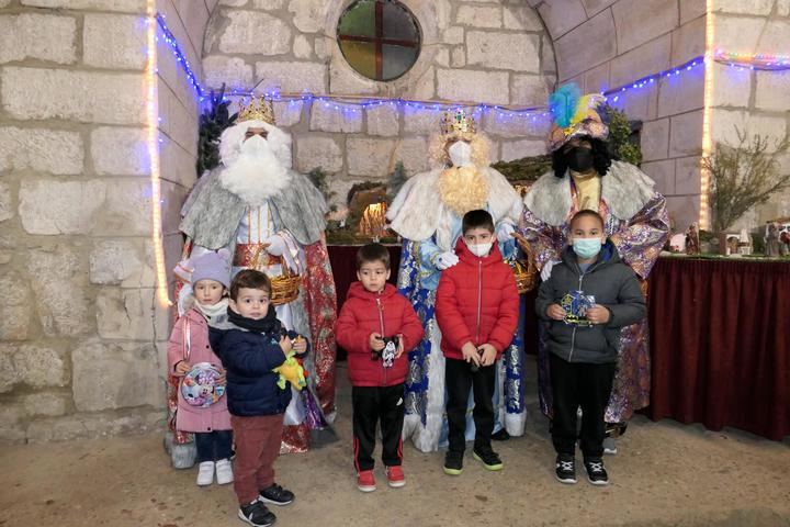 Los Reyes Magos destacan que todos los niños de Pareja les han pedido el fin de la pandemia en sus cartas