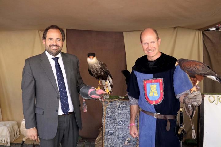 Pareja se llena de historia y de un gran futuro en su VIII Feria Medieval